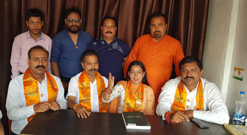 Shiv Sena candidate for Kathua-Doda Parliamentary constituency, Meenakshi Chibber along with other party leaders addressing media at Jammu. Shiv Sena candidate for Kathua-Doda Parliamentary constituency, Meenakshi Chibber along with other party leaders addressing media at Jammu.