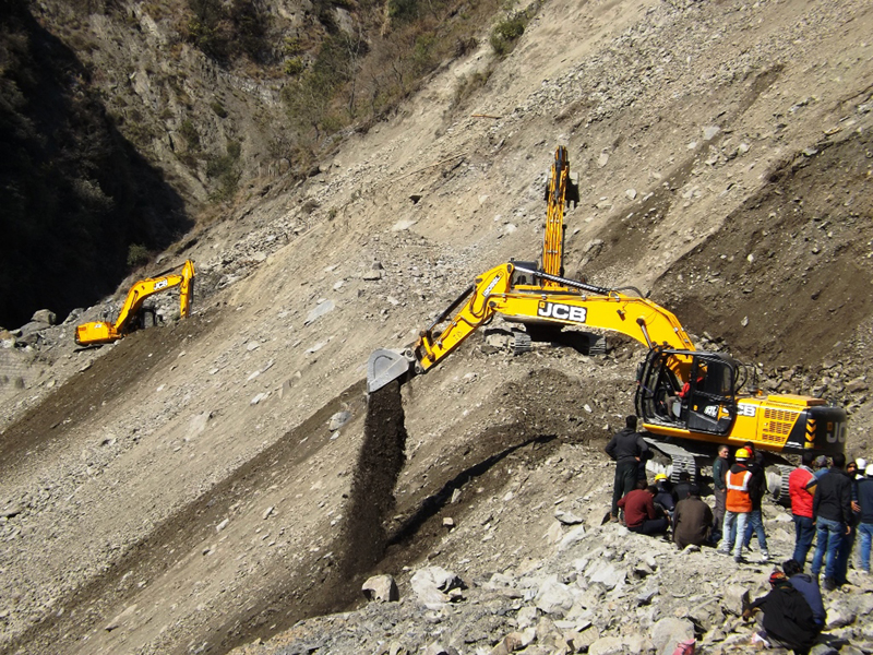 Machines clearing massive landslide near Ramsu in Ramban. -Excelsior/ Parvaiz Mir Machines clearing massive landslide near Ramsu in Ramban. -Excelsior/ Parvaiz Mir