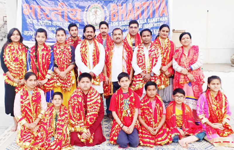 Participants of musical play 'Mai Diyan Chuniya' posing for group photograph. Participants of musical play 'Mai Diyan Chuniya' posing for group photograph.