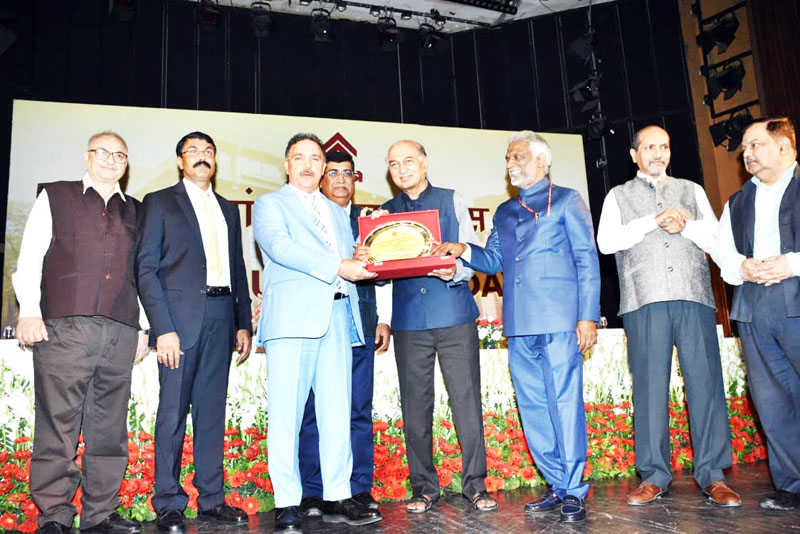 G Parthasarathy presenting HUDCO award to J&K Bank Chairman Parvez Ahmed at New Delhi. G Parthasarathy presenting HUDCO award to J&K Bank Chairman Parvez Ahmed at New Delhi.