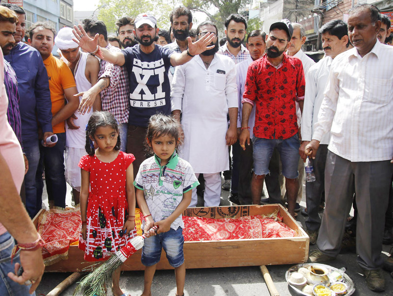 People staging protest with dead body at Maheshpura Chowk in Jammu on Friday. -Excelsior/Rakesh People staging protest with dead body at Maheshpura Chowk in Jammu on Friday. -Excelsior/Rakesh