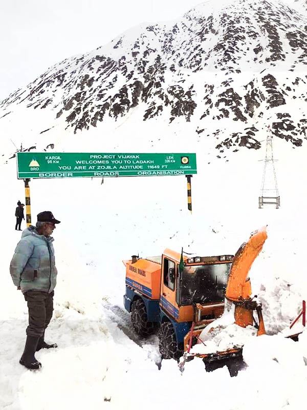 A machine engaged in clearing snow on Srinagar-Leh Highway. —Excelsior/Basharat Ladakhi A machine engaged in clearing snow on Srinagar-Leh Highway. —Excelsior/Basharat Ladakhi