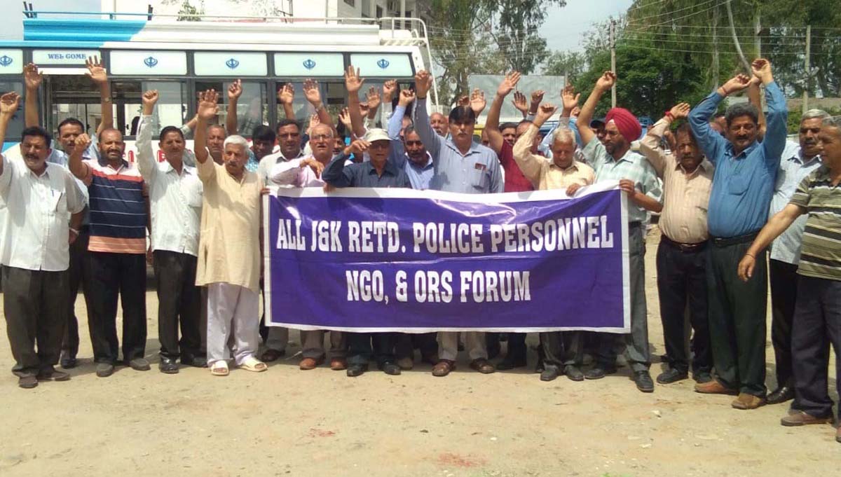 Retired cops protesting at Vijaypur on Saturday. Retired cops protesting at Vijaypur on Saturday.