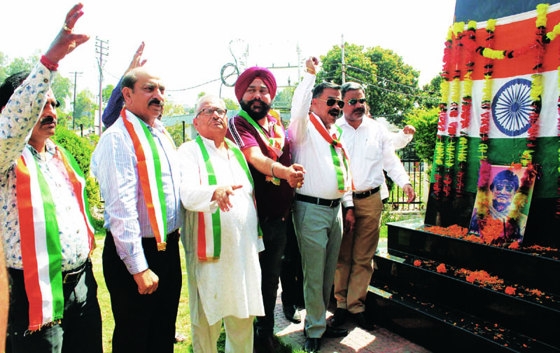 JKFFA members paying tributes to Mangal Pandey. JKFFA members paying tributes to Mangal Pandey.