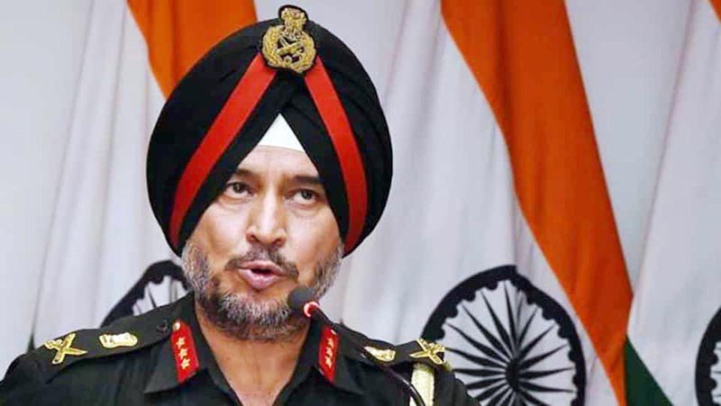 Army Comdr reviews situation