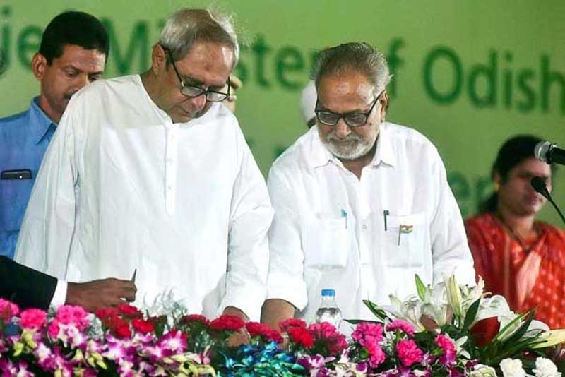 Biju Janata Dal (BJD) President Naveen Patnaik signs a document as he takes oath as the Chief Minister of Odisha for a fifth consecutive term at the Idco Exhibition Ground, in Bhubaneswar on Wednesday. Biju Janata Dal (BJD) President Naveen Patnaik signs a document as he takes oath as the Chief Minister of Odisha for a fifth consecutive term at the Idco Exhibition Ground, in Bhubaneswar on Wednesday.