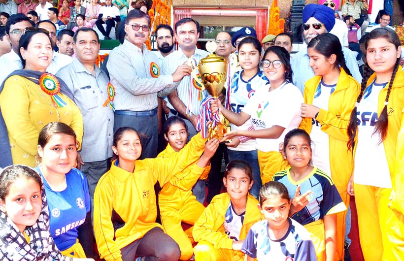 Advisor to Governor K Vijay Kumar honouring winners of Summer School Olympiad at JU on Thursday. Advisor to Governor K Vijay Kumar honouring winners of Summer School Olympiad at JU on Thursday.