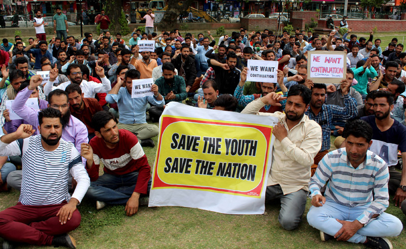 Contractual teachers protesting in Srinagar on Wednesday. —Excelsior/Shakeel Contractual teachers protesting in Srinagar on Wednesday. —Excelsior/Shakeel