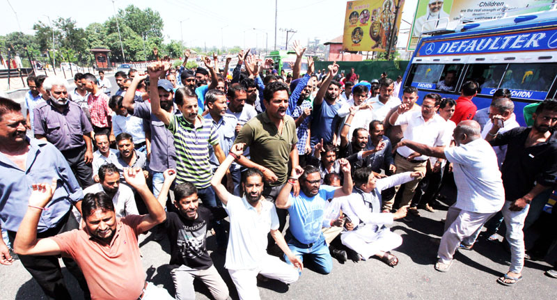 Auto rickshaw drivers raising slogans during protest at Jammu on Frinday. -Excelsior/Rakesh