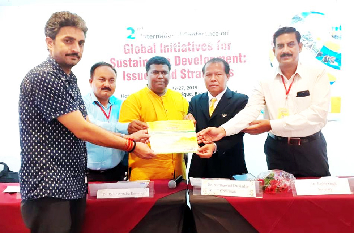 Dr Vivak M. Arya receiving ‘Best Research Paper’ award from Dr Natthawud Dussadee, Vice President, Maejo University, Chiang Mal in Thailand on Saturday. Dr Vivak M. Arya receiving ‘Best Research Paper’ award from Dr Natthawud Dussadee, Vice President, Maejo University, Chiang Mal in Thailand on Saturday.