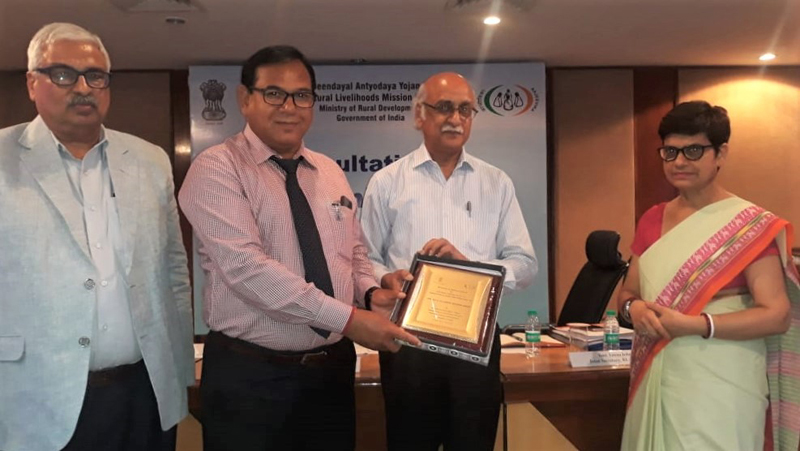 Chairman J&K Grameen Bank, Janak Raj Angural receiving national award at New Delhi. Chairman J&K Grameen Bank, Janak Raj Angural receiving national award at New Delhi.