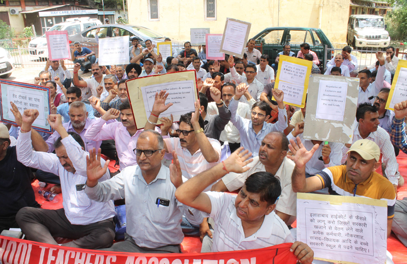 USTA members protesting at Jammu to highlight their demands. —Excelsior/Rakesh USTA members protesting at Jammu to highlight their demands. —Excelsior/Rakesh