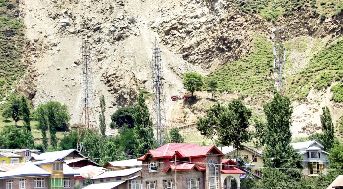 Illegal stone quarrying in full swing in Drangbal area of Baramulla district. —Excelsior/Aabid Nabi