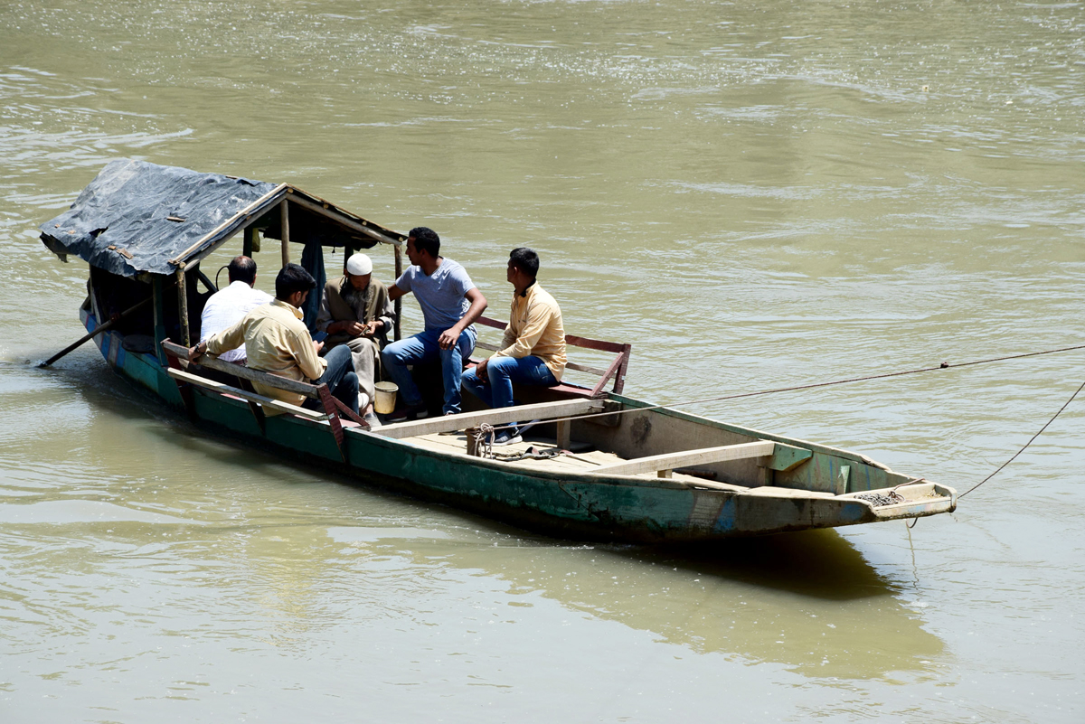 Residents cross Jhelum in a boat in the absence of bridge in Pulwama. —Excelsior/Younis Khaliq Residents cross Jhelum in a boat in the absence of bridge in Pulwama. —Excelsior/Younis Khaliq