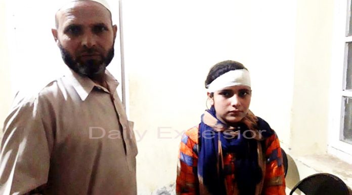 Minor girl injured in Pakistan shelling admitted in hospital. —Excelsior/Gurjitbhajan