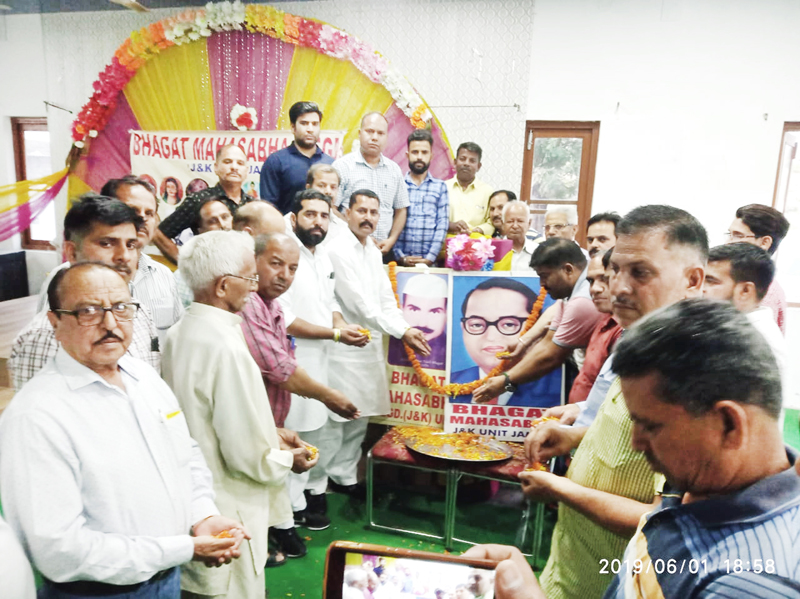 Members of Bhagat Mahasabha paying tributes to Shaheed Bhagat Amar Nath in Jammu on Saturday. Members of Bhagat Mahasabha paying tributes to Shaheed Bhagat Amar Nath in Jammu on Saturday.