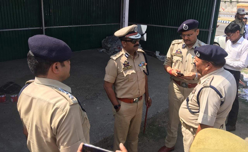 IGP Traffic Alok Kumar reviewing Shri Amarnath yatra arrangements at Lakhanpur on Sunday. IGP Traffic Alok Kumar reviewing Shri Amarnath yatra arrangements at Lakhanpur on Sunday.