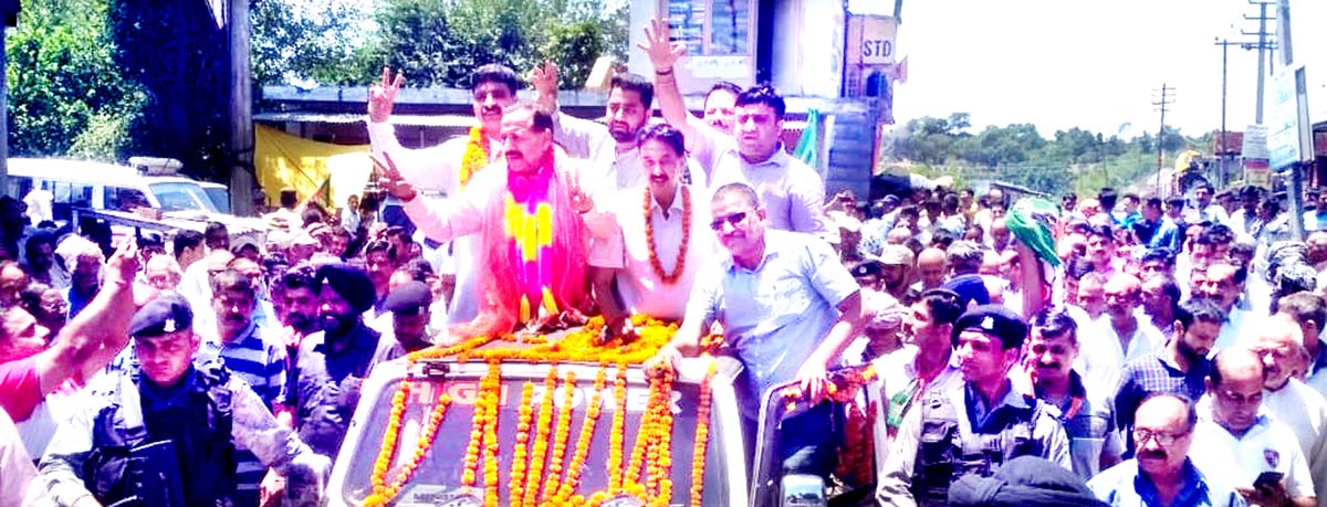 Dr Jitendra Singh being given a rousing welcome on his arrival at Udhampur for the first time after being sworn in as Union Minister for the second consecutive term, on Sunday. Dr Jitendra Singh being given a rousing welcome on his arrival at Udhampur for the first time after being sworn in as Union Minister for the second consecutive term, on Sunday.