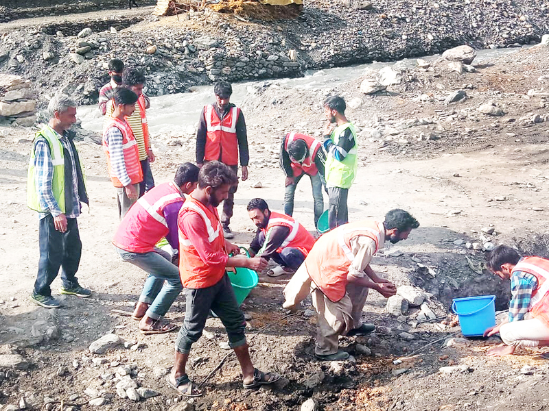 Workers carrying out sanitation work at Shri Amarnathji Yatra routes. Workers carrying out sanitation work at Shri Amarnathji Yatra routes.