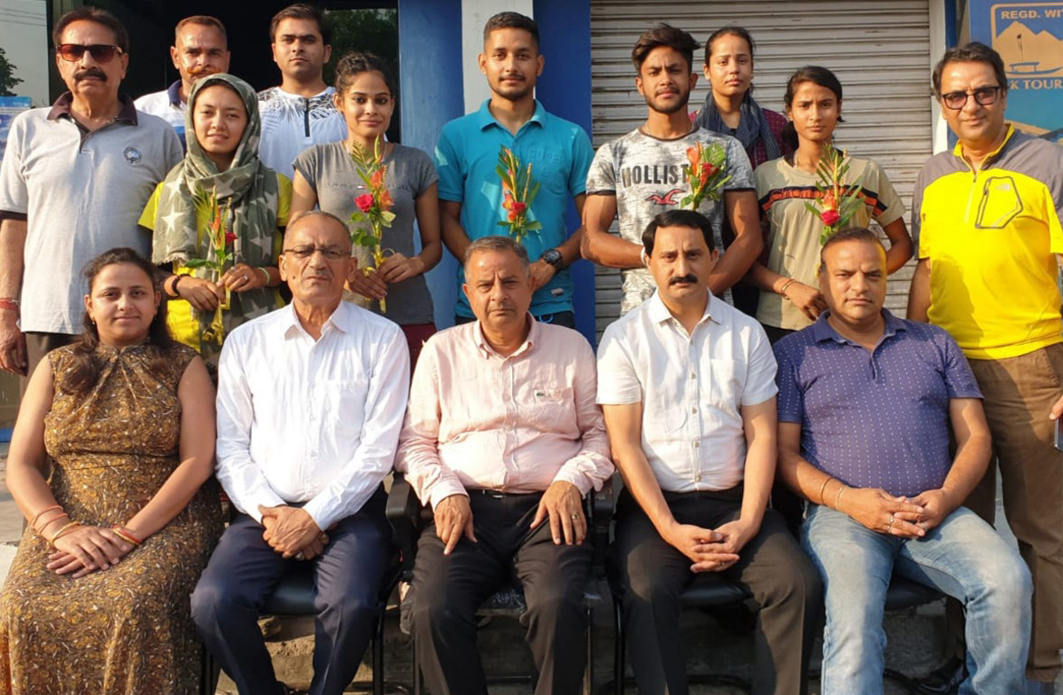 Selected climbers of Mountaineering Association of J&K posing with dignitaries.