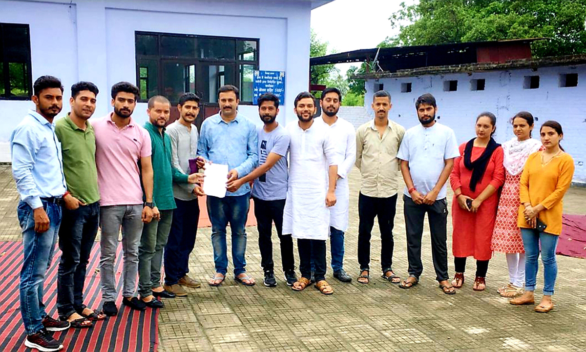 Sanskrit scholars presenting memorandum to Mahant Rohit Shastri on Sunday. Sanskrit scholars presenting memorandum to Mahant Rohit Shastri on Sunday.