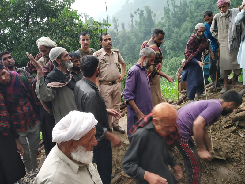 Villagers searching for the body as muddy-house collapsed in Surankote. —Excelsior/Gurjeet