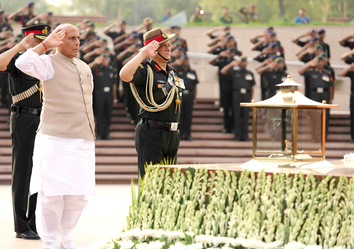 Union Minister for Defence, Rajnath Singh paying homage at the National War Memorial, New Delhi on Sunday. The Chief of Army Staff, General Bipin Rawat is also seen.