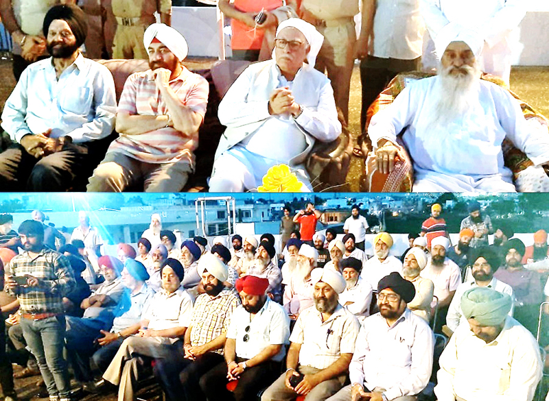 Advisor Farooq Khan interacting with representative of Sikh organization. Advisor Farooq Khan interacting with representative of Sikh organization.