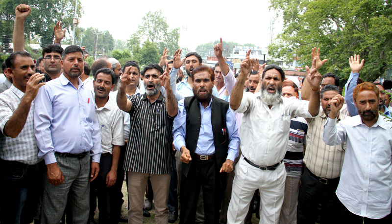 Government teachers protesting in Srinagar. —Excelsior/Shakeel