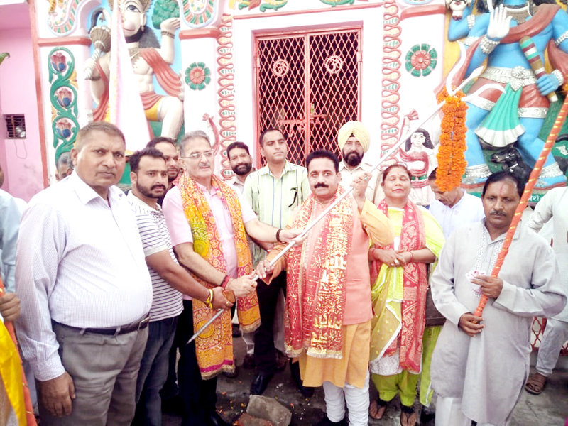 Former Deputy Chief Minister Kavinder Gupta flagging off 17th Annual Chamunda Mata Chhari Yatra. Former Deputy Chief Minister Kavinder Gupta flagging off 17th Annual Chamunda Mata Chhari Yatra.