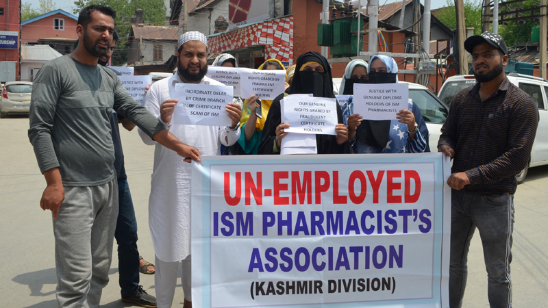 Unemployed ISM Pharmacist’s Association staging protest in Srinagar on Wednesday.— Excelsior/Shakeel