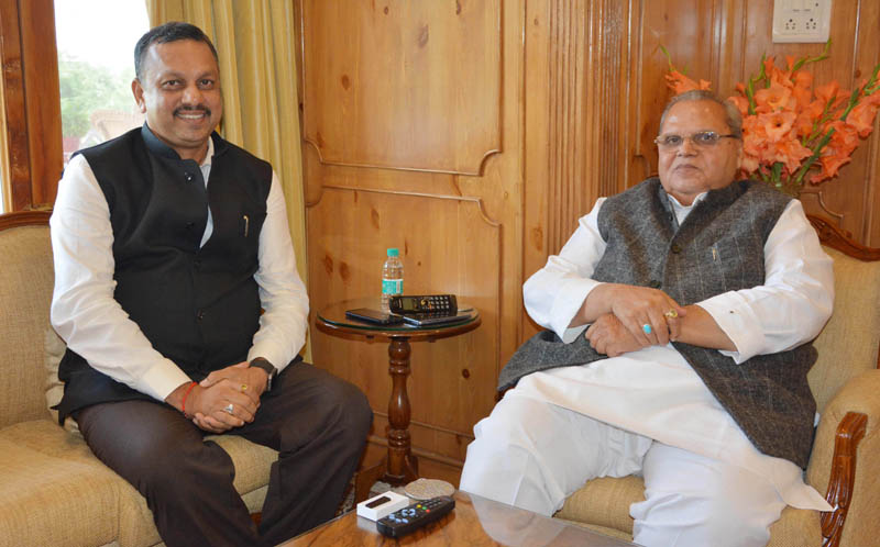Governor Satya Pal Malik meeting Principal Secretary to Governor Bihar Vivek Singh at Srinagar. Governor Satya Pal Malik meeting Principal Secretary to Governor Bihar Vivek Singh at Srinagar.
