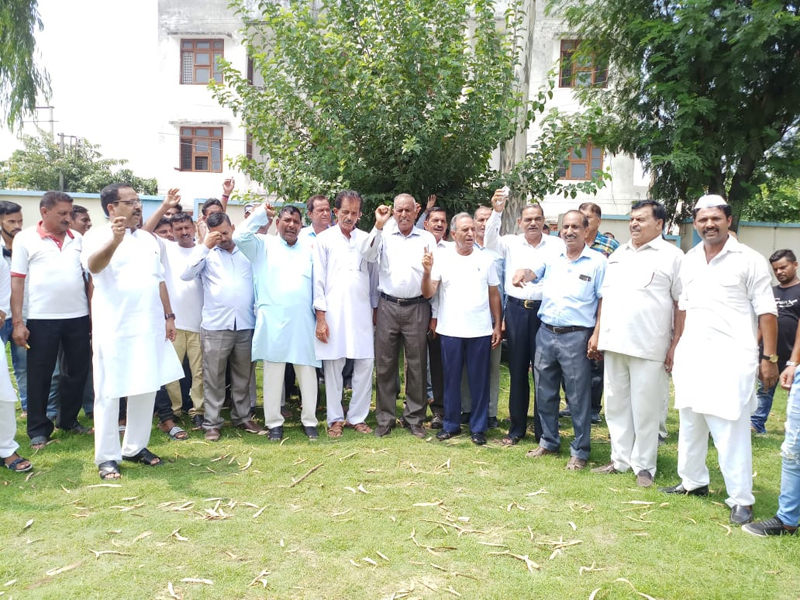 Congress workers protesting at Vijaypur on Monday. — Excelsior/Gautam Congress workers protesting at Vijaypur on Monday. — Excelsior/Gautam