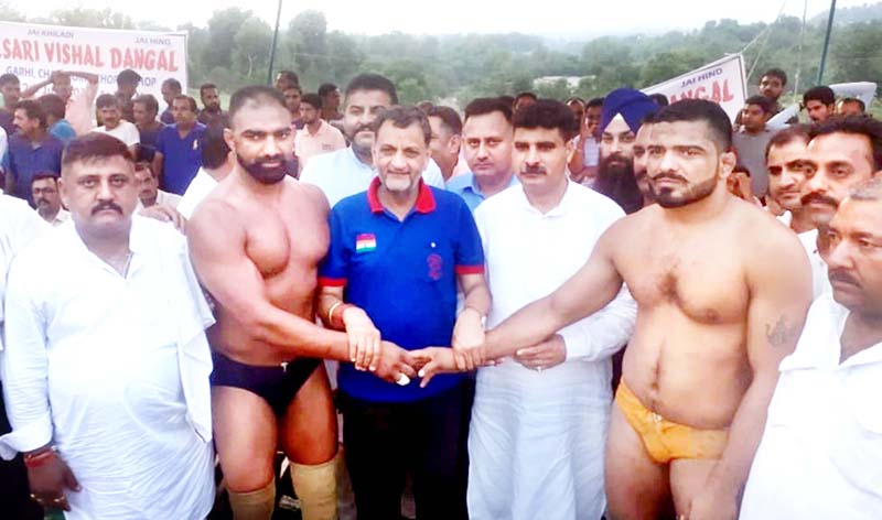 Wrestlers contesting for the title bout being introduced by the guests at Chak More in Udhampur. Wrestlers contesting for the title bout being introduced by the guests at Chak More in Udhampur.