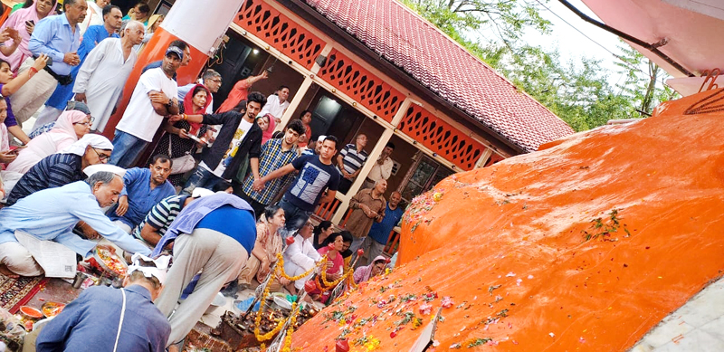 Devotees performing Pooja on the occasion of Sharika Jayanti at Chakreshwar, Srinagar on Wednesday. Devotees performing Pooja on the occasion of Sharika Jayanti at Chakreshwar, Srinagar on Wednesday.