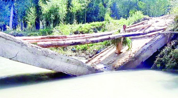 Collapsed cross-over bridge at Dungdara, Kreeri in Baramulla. —Excelsior/Aabid Nabi