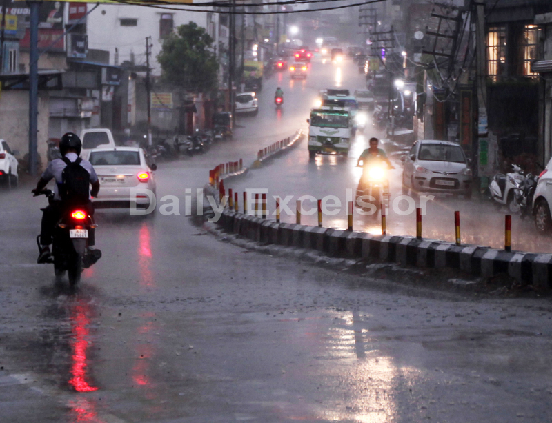 Vehicles move with head lights on as rains lash Jammu city on Wednesday evening. —Excelsior/Rakesh