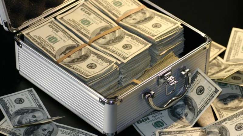 5 foreigners held for smuggling USD