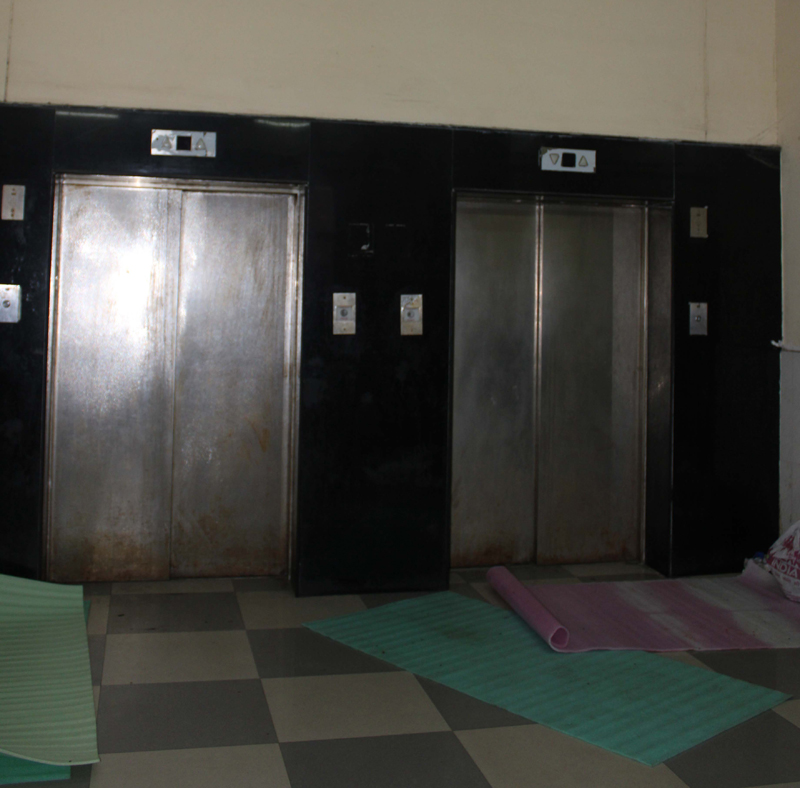 Lifts of SMGS Hospital out of order for last more than 20 days. —Excelsior/Rakesh Lifts of SMGS Hospital out of order for last more than 20 days. —Excelsior/Rakesh