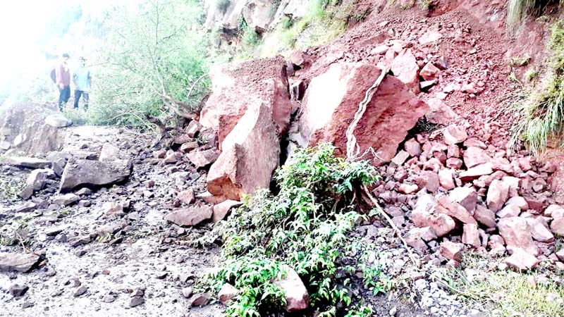 Kulwanta-Ladana road lying closed due to landslide. Kulwanta-Ladana road lying closed due to landslide.