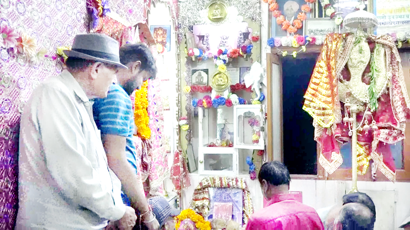 Devotees paying obeisance to holy mace of Machail Mata at Doda. Devotees paying obeisance to holy mace of Machail Mata at Doda.