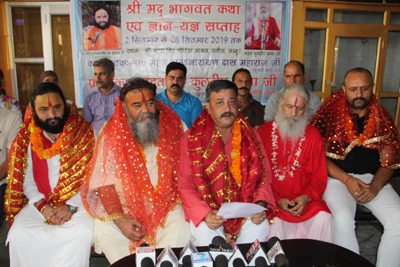 Baba Kuldeep Ji, Team Jammu Chairman, Zorawar Singh Jamwal alongwith Mahant Rameshwar Dass ji and other saints at a press conference in Jammu on Monday. Baba Kuldeep Ji, Team Jammu Chairman, Zorawar Singh Jamwal alongwith Mahant Rameshwar Dass ji and other saints at a press conference in Jammu on Monday.