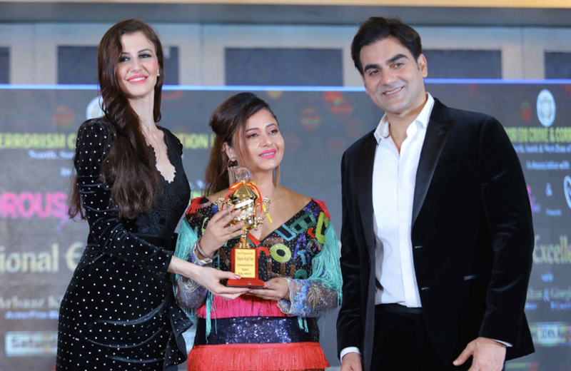 Rakhi Kapoor being honoured with best designer award. Rakhi Kapoor being honoured with best designer award.