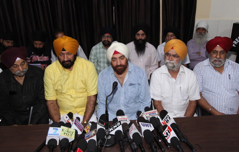 Sikh United Front chairman, S S Wazir, flanked by others, addressing a press conference in Jammu on Thursday. — Excelsior/ Rakesh Sikh United Front chairman, S S Wazir, flanked by others, addressing a press conference in Jammu on Thursday. — Excelsior/ Rakesh