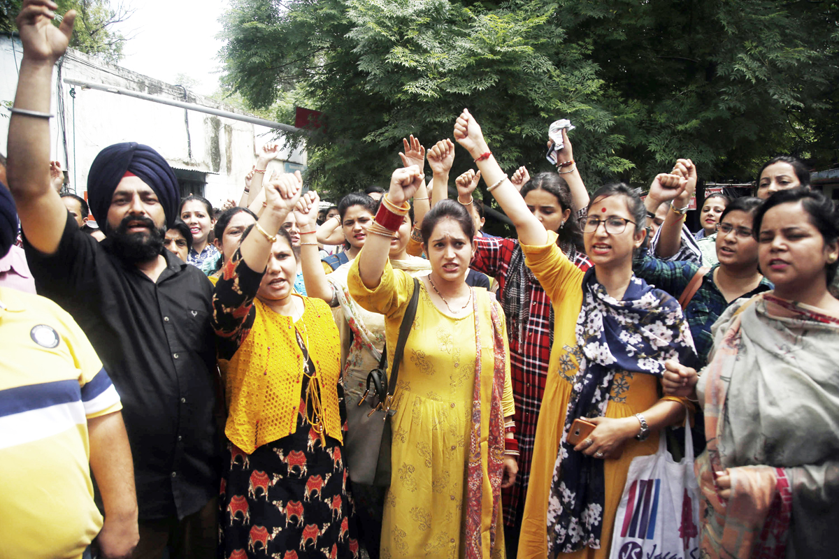 Contractual College lecturers protesting at Jammu on Friday. -Excelsior/Rakesh Contractual College lecturers protesting at Jammu on Friday. -Excelsior/Rakesh