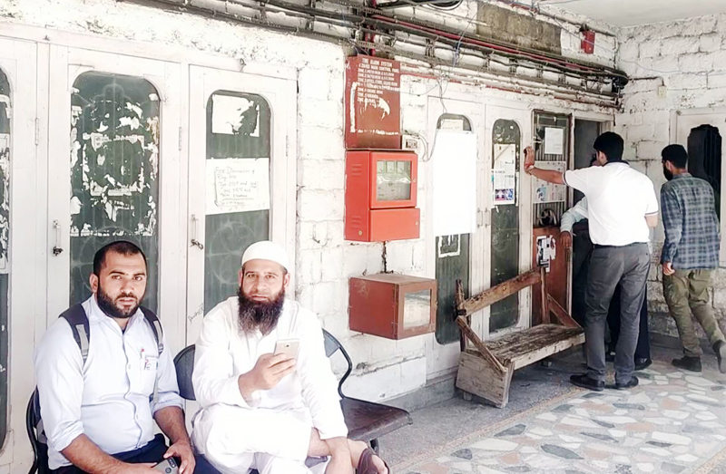 People applying for BSNL broadband services in Bhaderwah. -Excelsior/Tilak Raj People applying for BSNL broadband services in Bhaderwah. -Excelsior/Tilak Raj