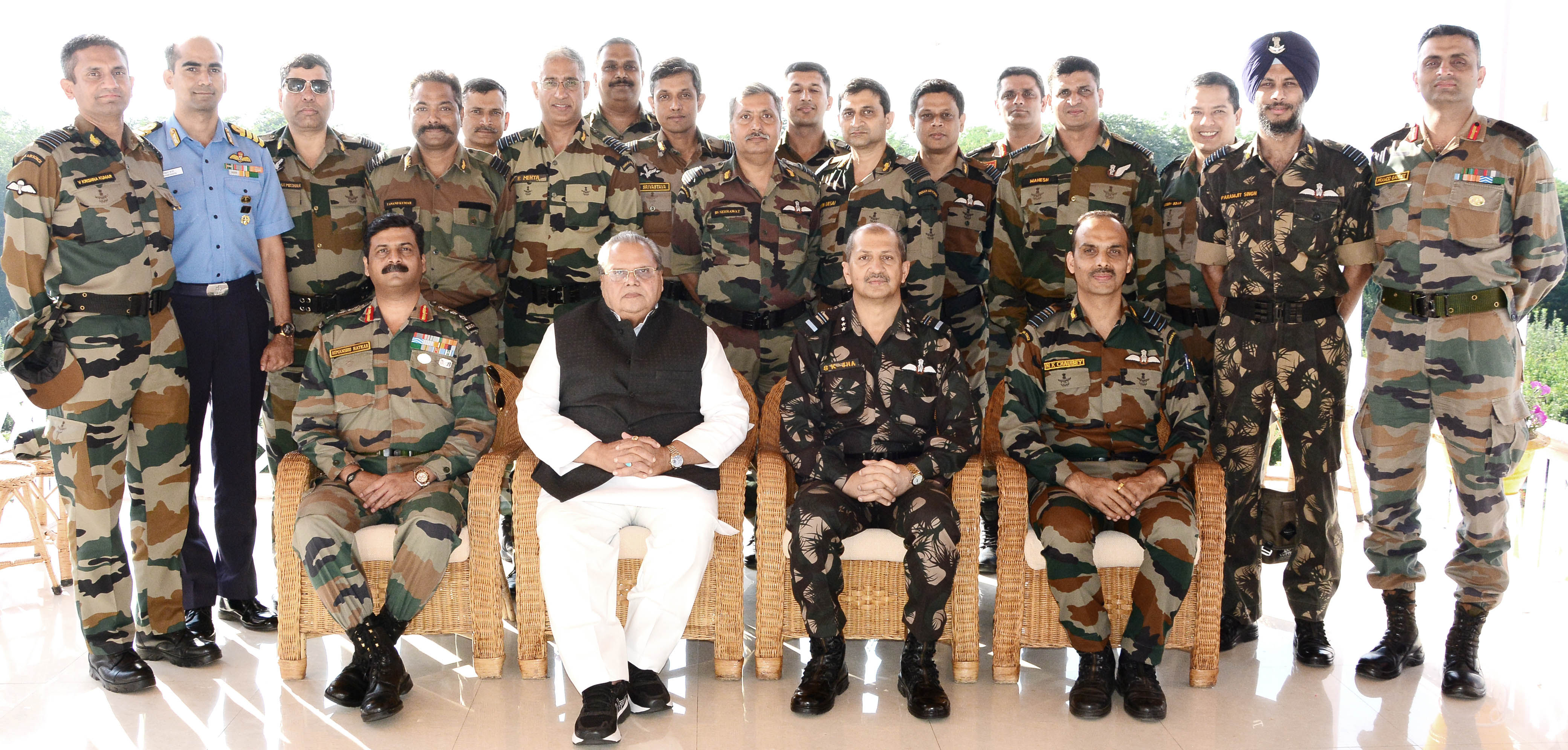 GOVERNOR AND AIR VICE MARSHAL JHA WITH OFFICERS OF 43RD HIGHER AIR COMMAND COURSE