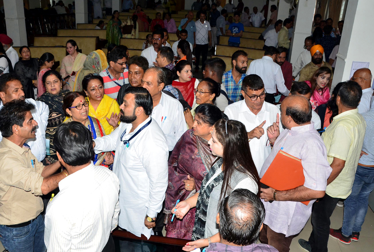JMC Councilors during protest against corruption in General House Meeting of JMC on Friday. JMC Councilors during protest against corruption in General House Meeting of JMC on Friday.