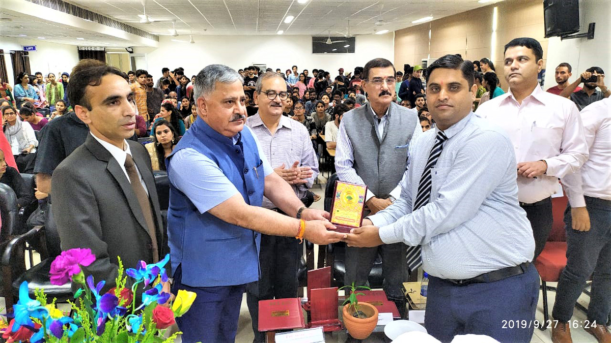 VC CUJ, Prof Ashok Aima presenting award to a winner on concluding day of 'Travelism-2019'. VC CUJ, Prof Ashok Aima presenting award to a winner on concluding day of 'Travelism-2019'.