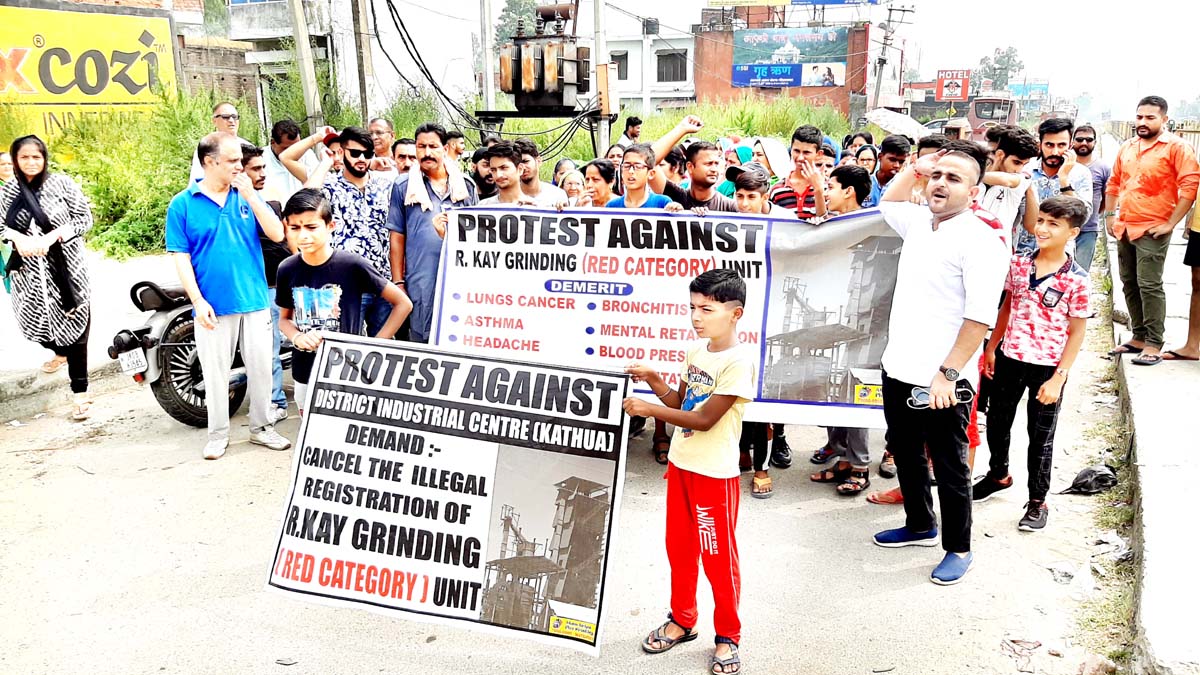 People protesting with banners near Hatli Morh in Kathua. -Excelsior/Pardeep People protesting with banners near Hatli Morh in Kathua. -Excelsior/Pardeep